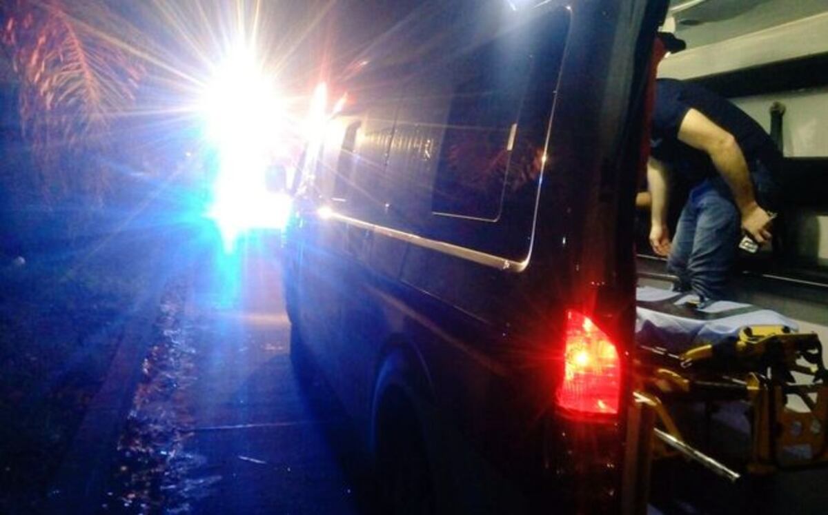 ¡SANTO, ESTABA EBRIO! Pierde el control y termina en una cuneta con todo y carro