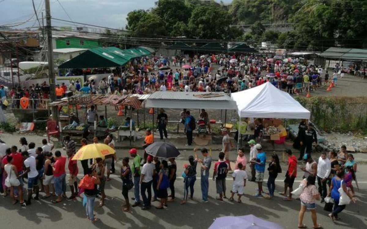 Panameños forman fila desde las 4 de la tarde para obtener el jamón de 8 palos