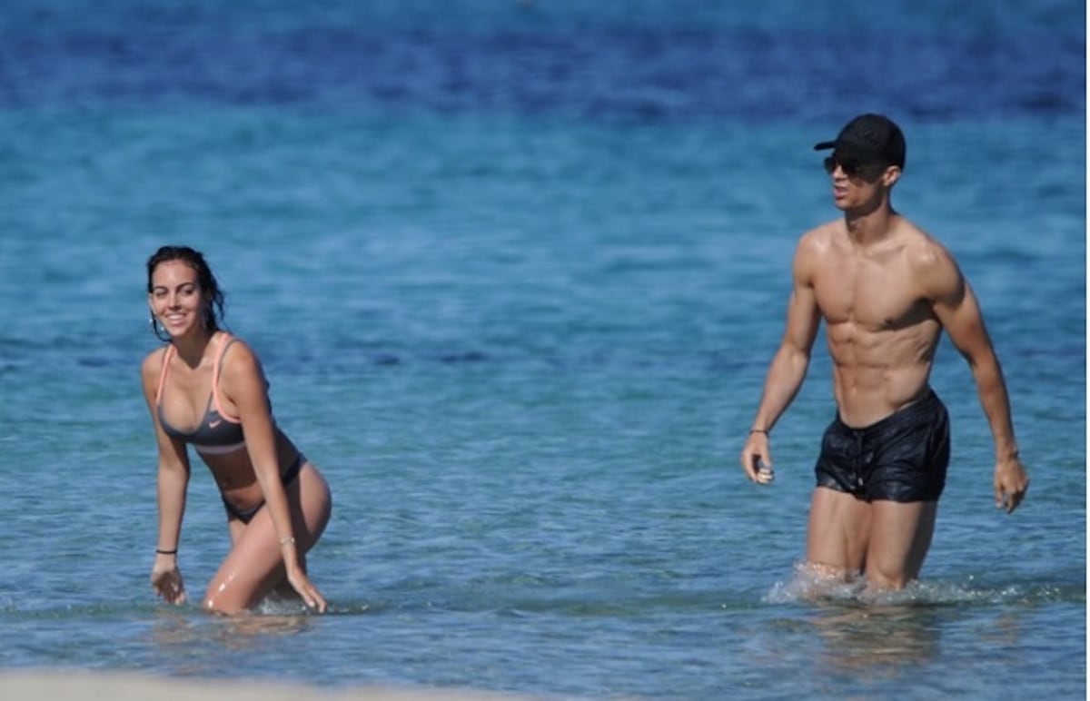 Captan a Cristiano Ronaldo y su novia bien románticos en Ibiza