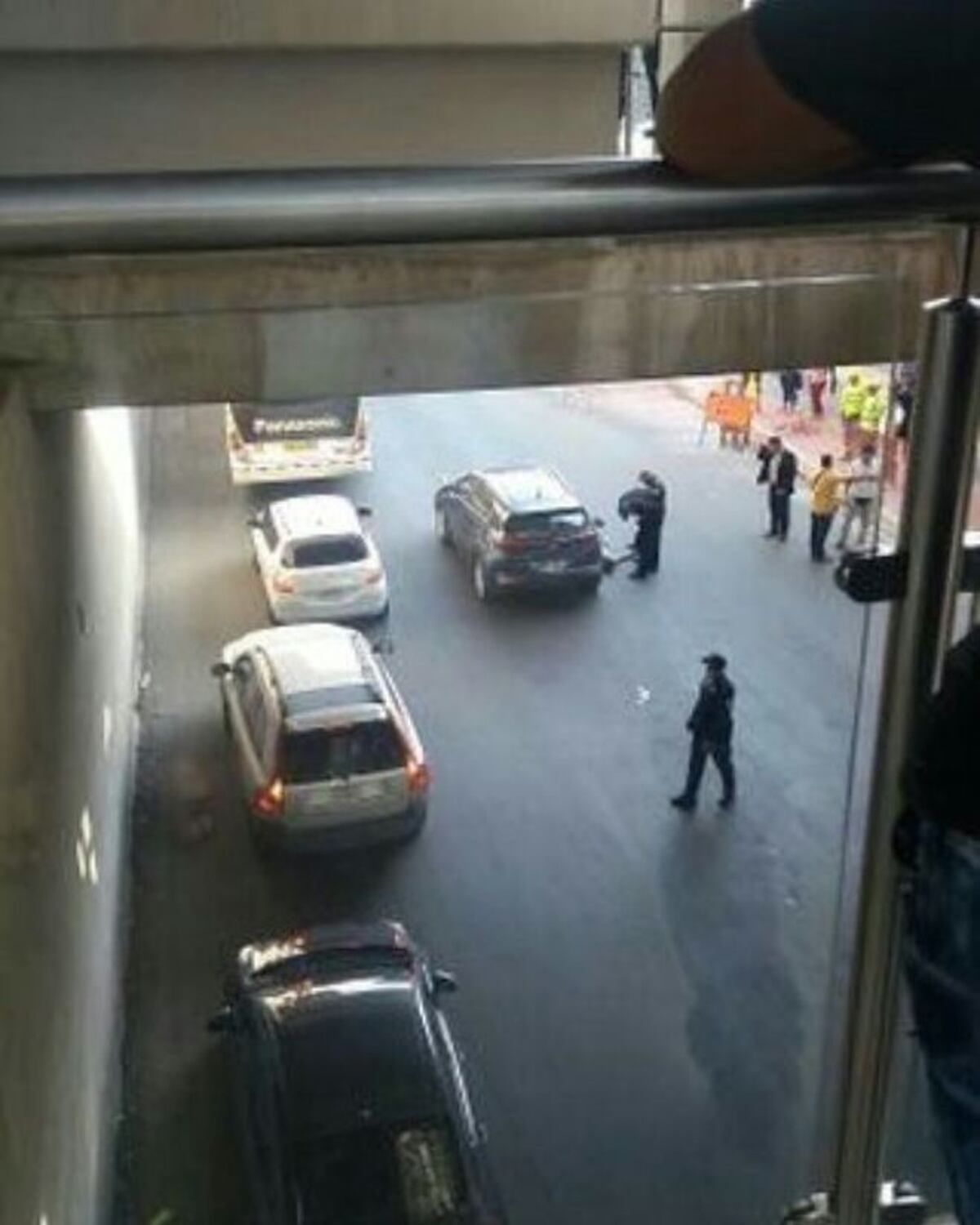 ¡DIOS! Hombre cae de lo alto de la estación del metro 12 de Octubre