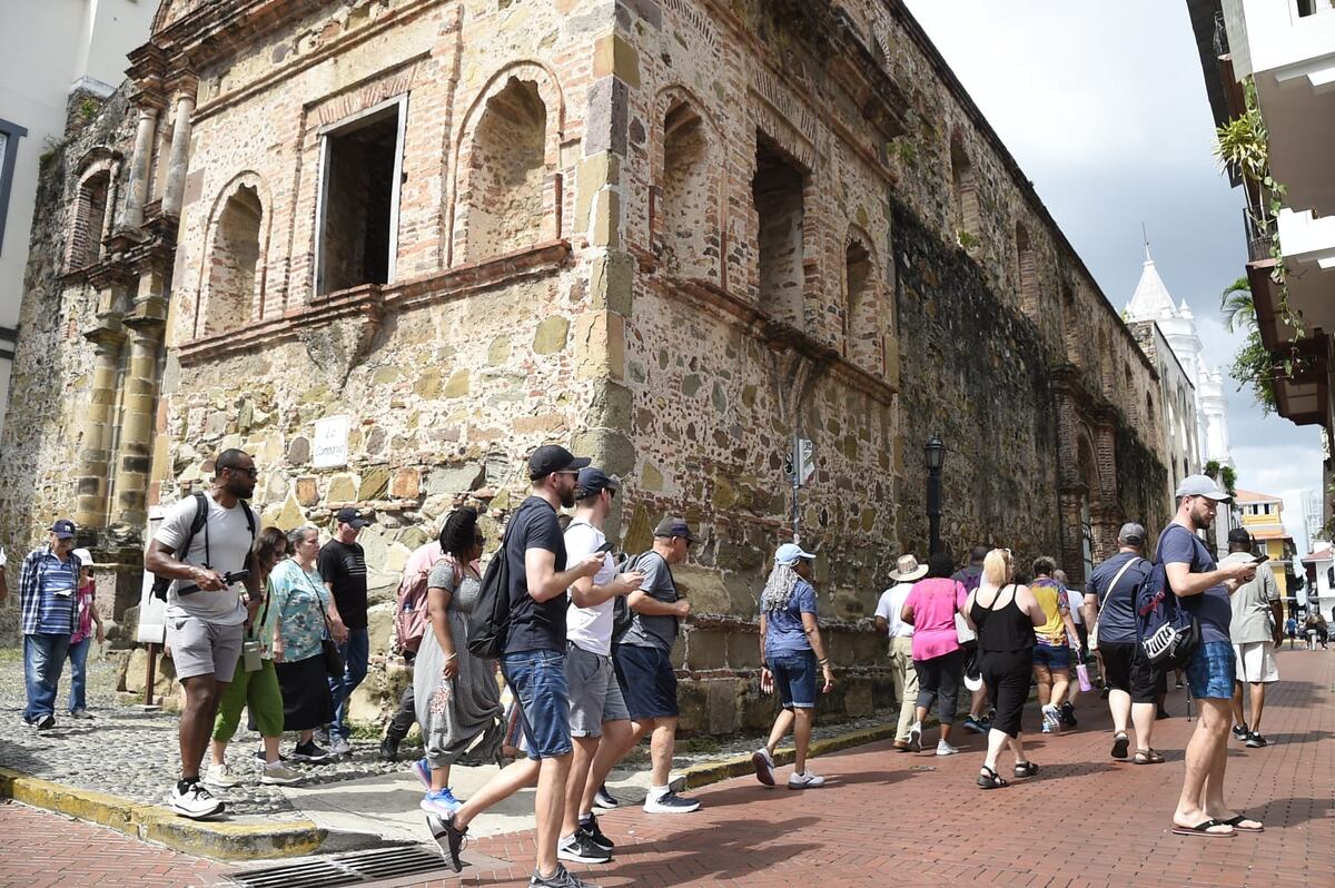 Turistas conocen el ‘Casco’.  La creatividad y el arte dan vistosidad a este famoso lugar