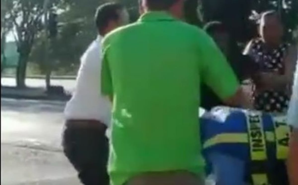Circula video. Le entran a golpes a inspector del Tránsito. Cae en plena calle.