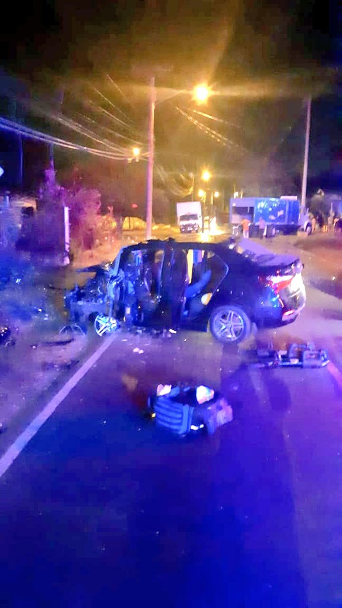 Impresionante. Auto choca con camión y conductor queda atrapado en los hierros retorcidos