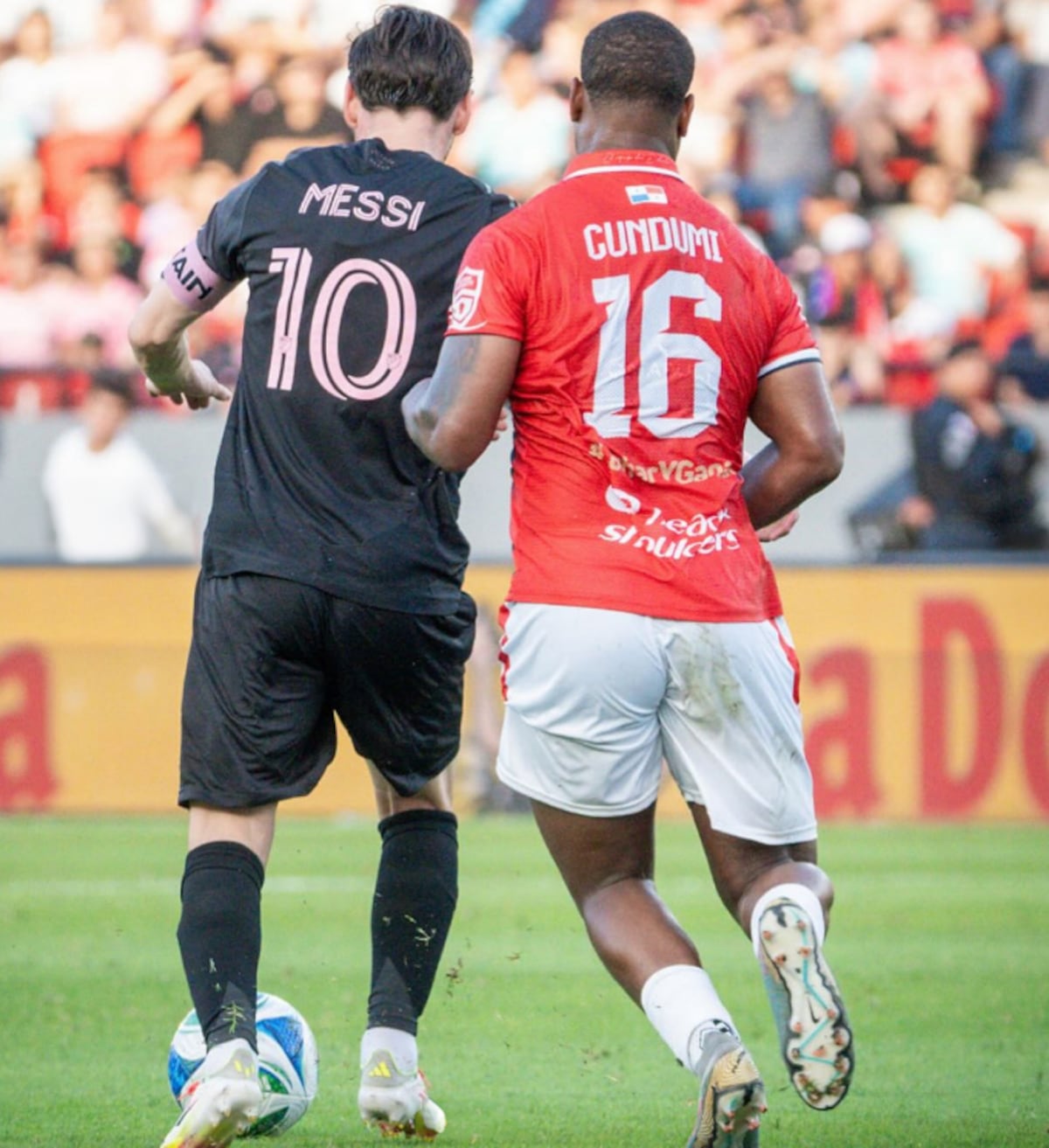 ‘De los errores se aprende’: Cundumí se disculpa por su expulsión ante Messi