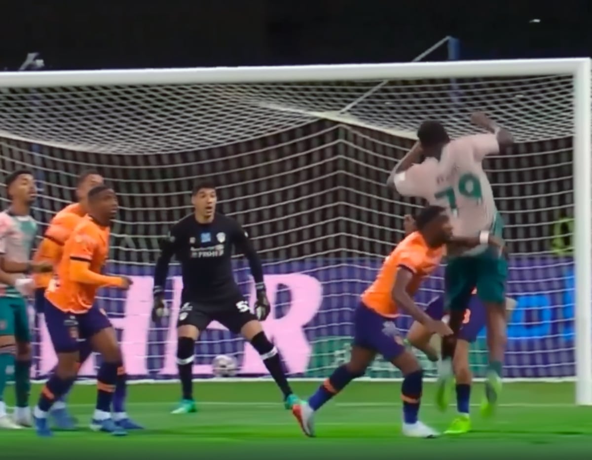 Orlando Mosquera defendió el arco del Al-Fayha frente al Al-Ahli, partido que desató críticas por supuesto favoritismo a CR7