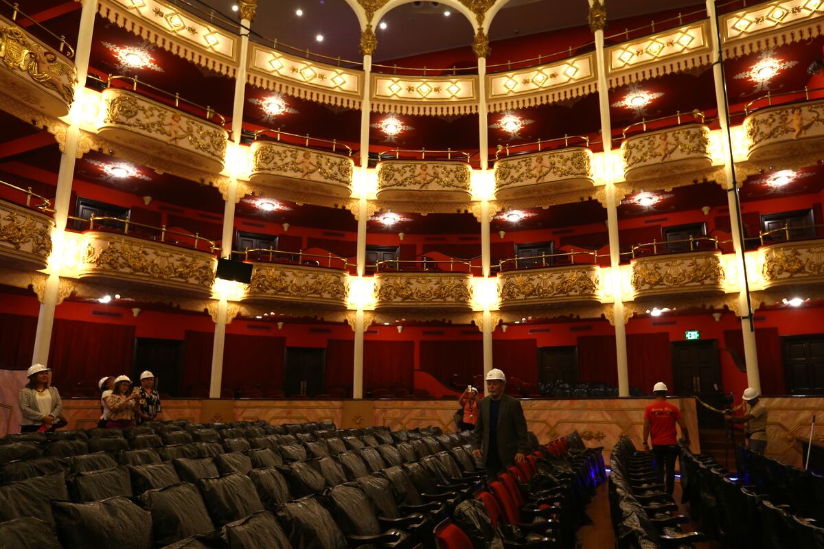 Ministro de cultura se rehúsa a explicar por qué funcionarios ligados al PRD usan el Teatro Nacional a su antojo 