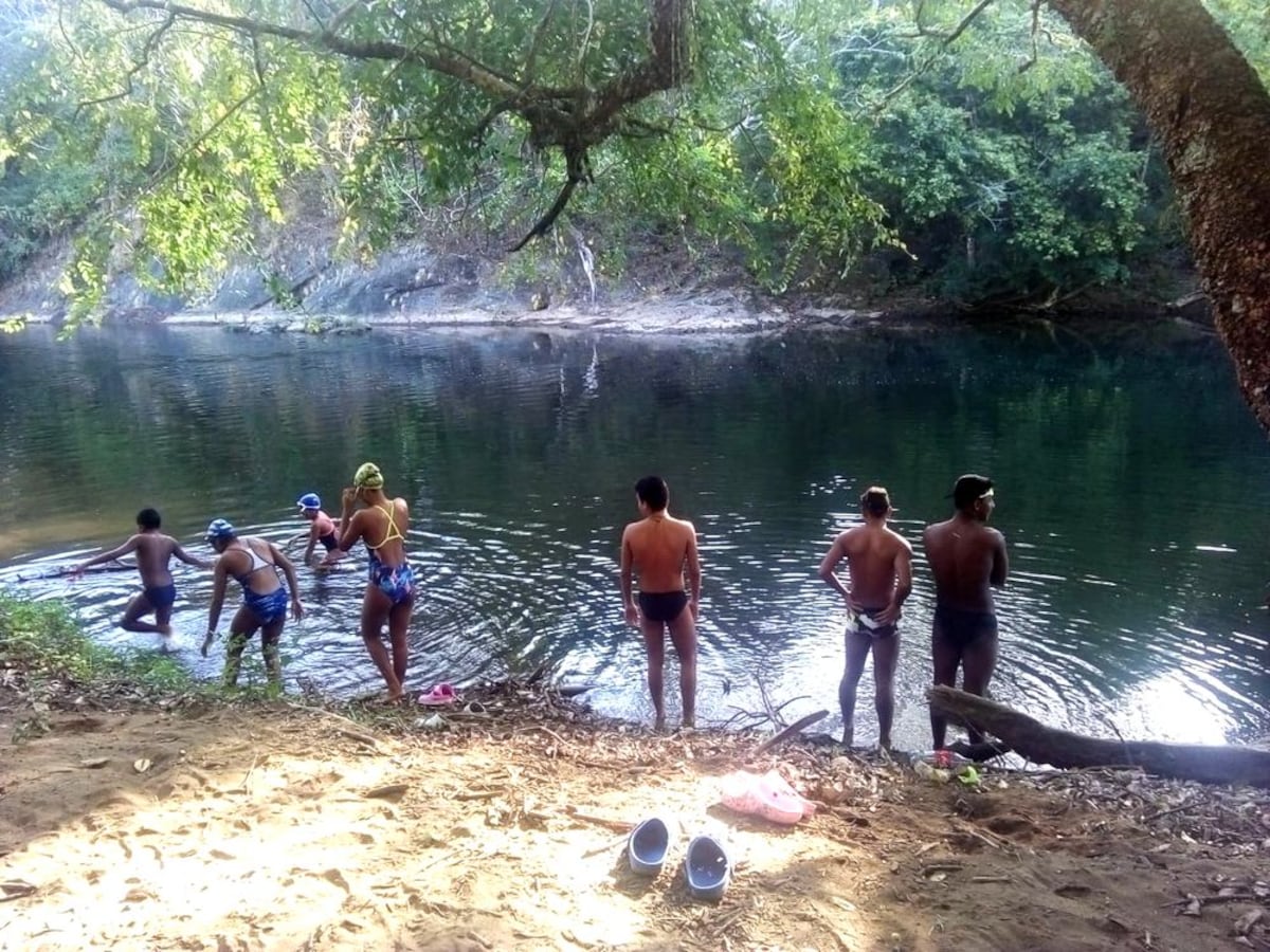 A falta de recursos, nadadores chiricanos entrenan en el río