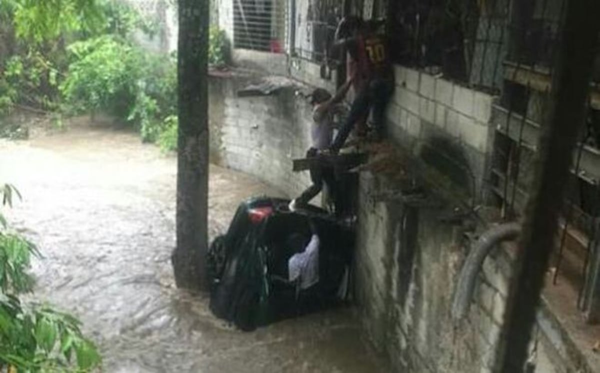 ¡QUÉ NOTICIÓN! Sorprenden al que salvó a la mujer de morir ahogada en su carro 