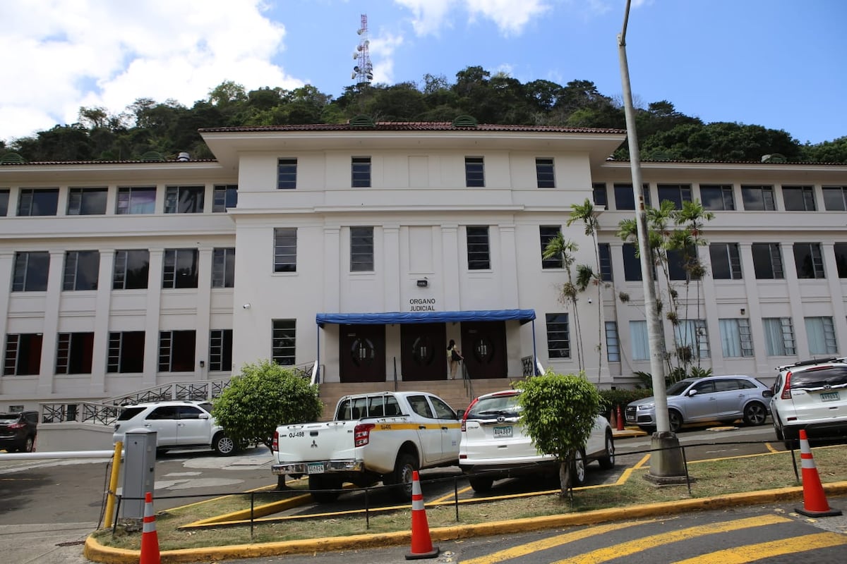 Docentes llevarán al contralor Ángel Flores ante la Corte