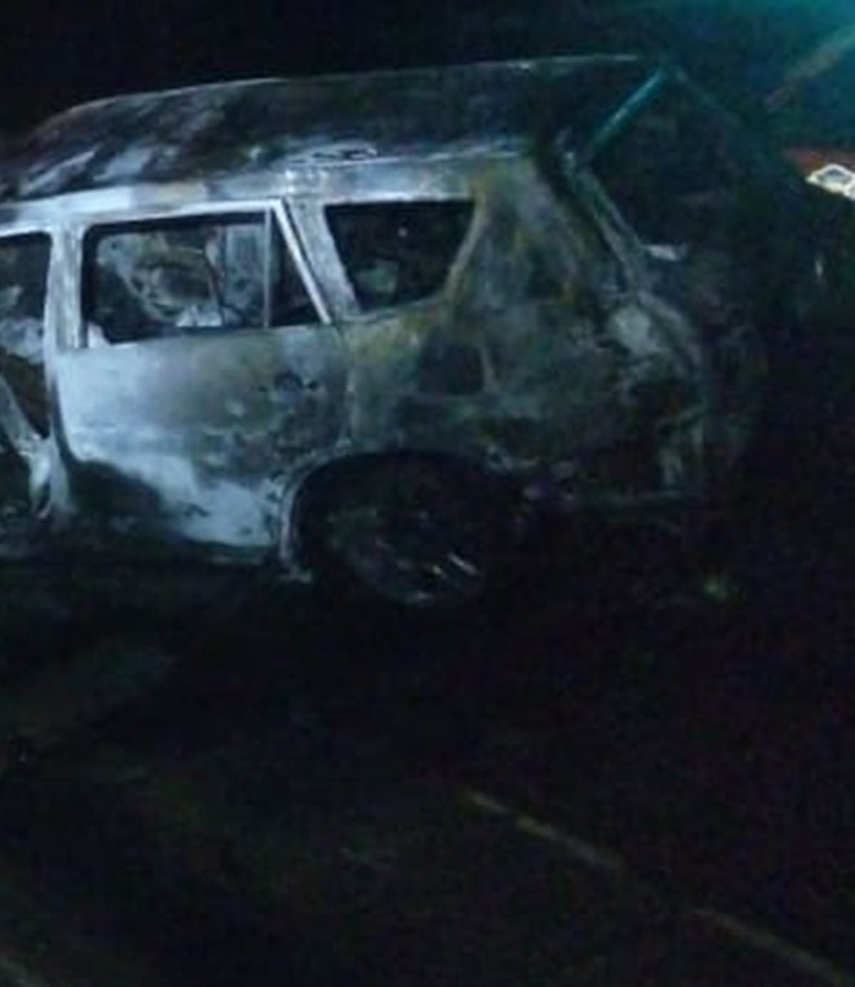 Terrible. Auto choca, se incendia y dos pierden la vida