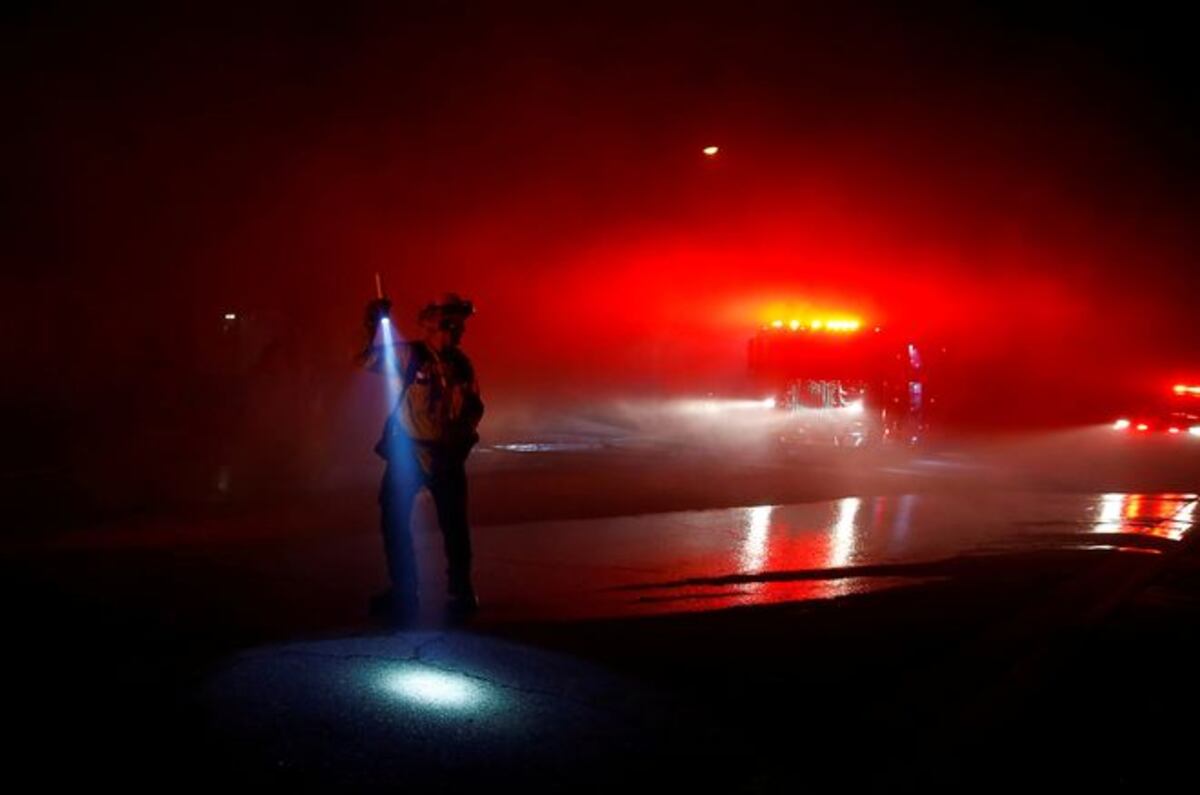 Impresionantes imágenes de tornado de fuego que devastó condado en California