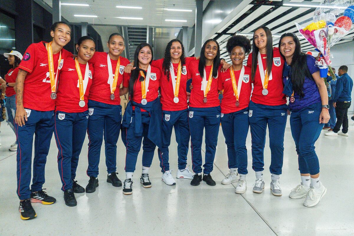 Entre alegrías y aplausos: Las mundialistas de futsal vuelven a casa con la frente en alto