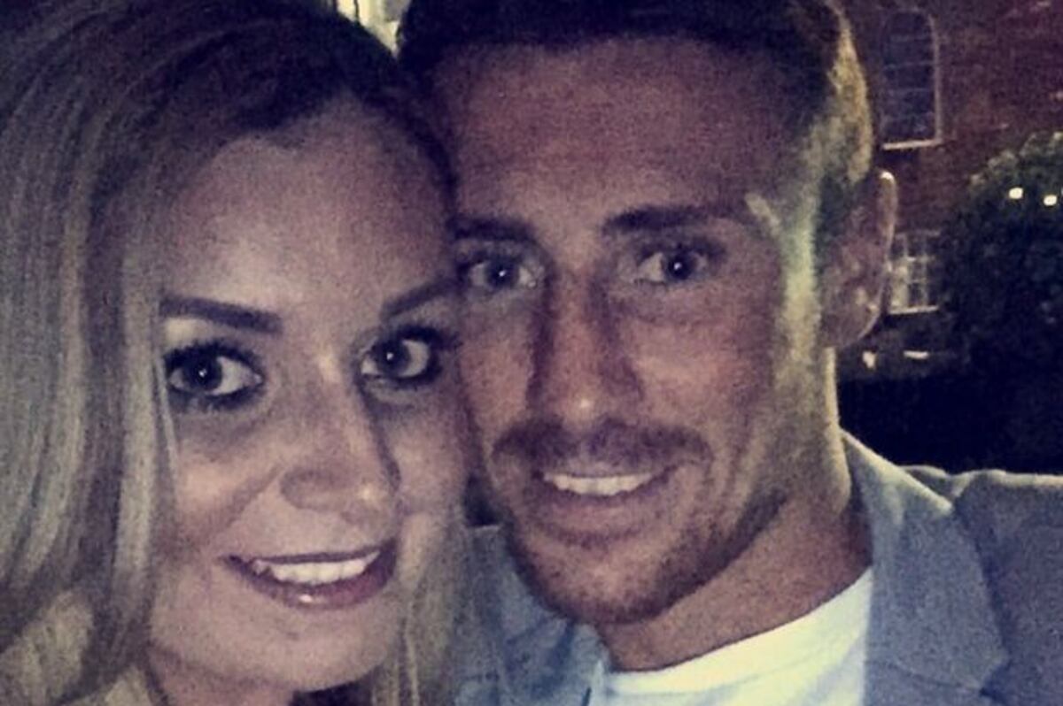 Novia de futbolista aseguró estar al teléfono con él cuando se arrojó al tren