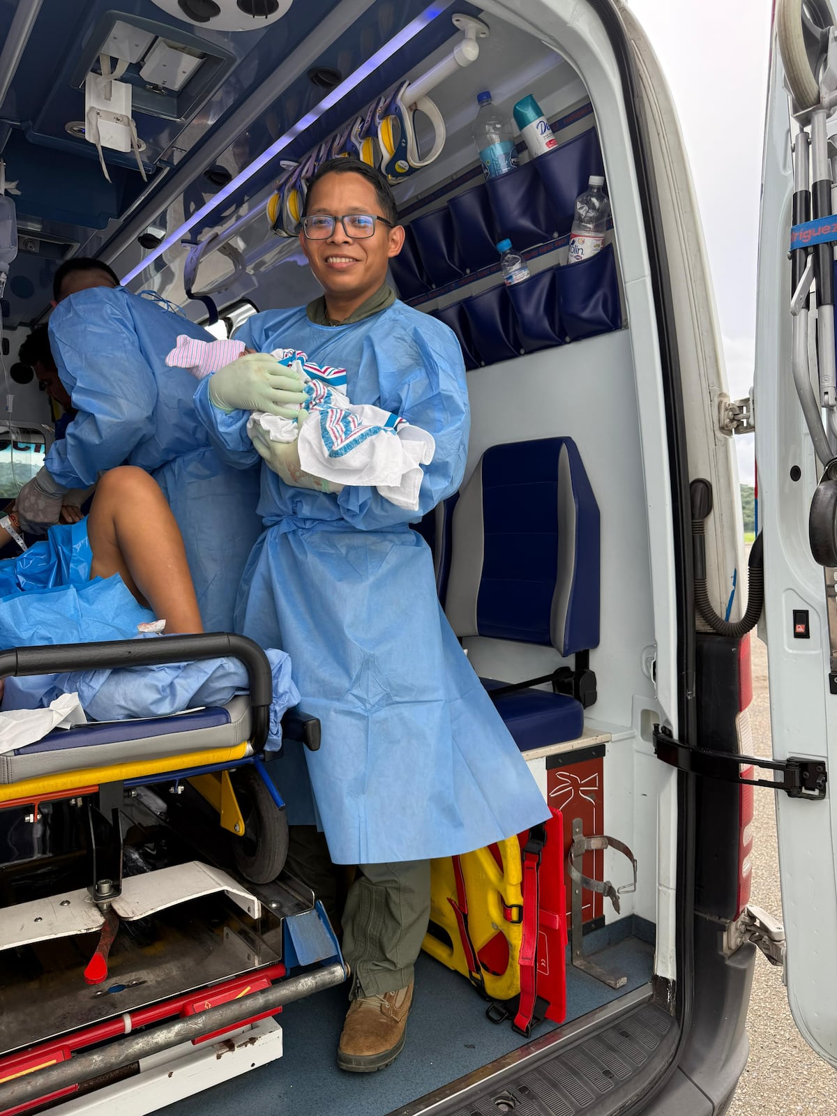 Nacimiento en aire: madre trajo gemelos durante misión humanitaria del Aeronaval