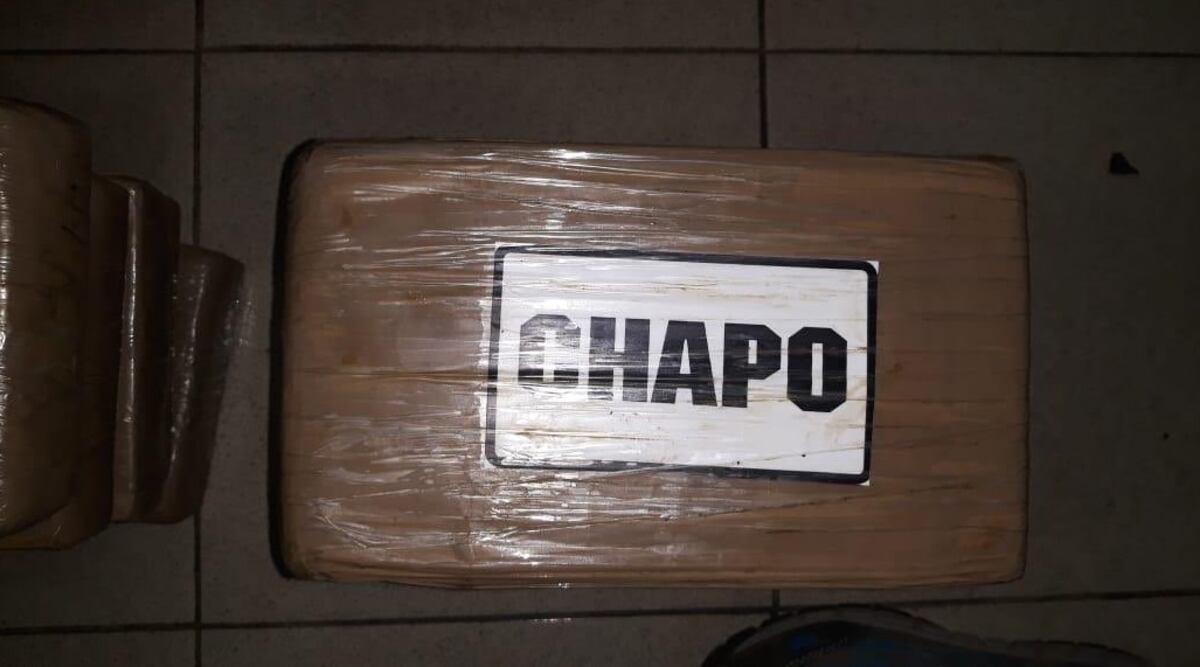 Extranjeros caen con droga. Los sacos estaban oculto dentro de un velero