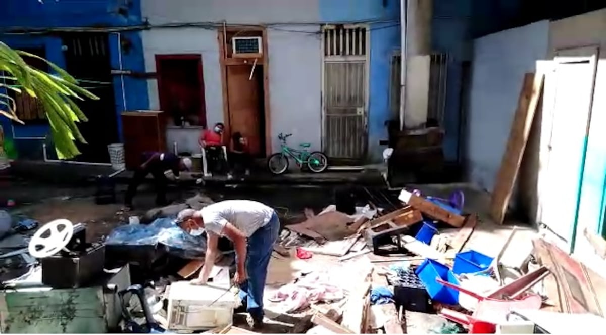 Se desploma parte de edificio en Santa Ana. Hay más de 20 afectados, incluyendo niños. Video