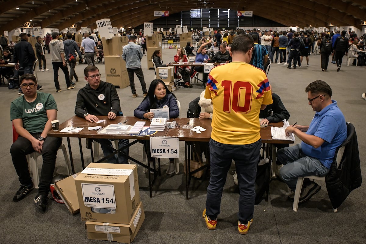 Elecciones en Colombia avanzan sin incidentes y con alta tensión