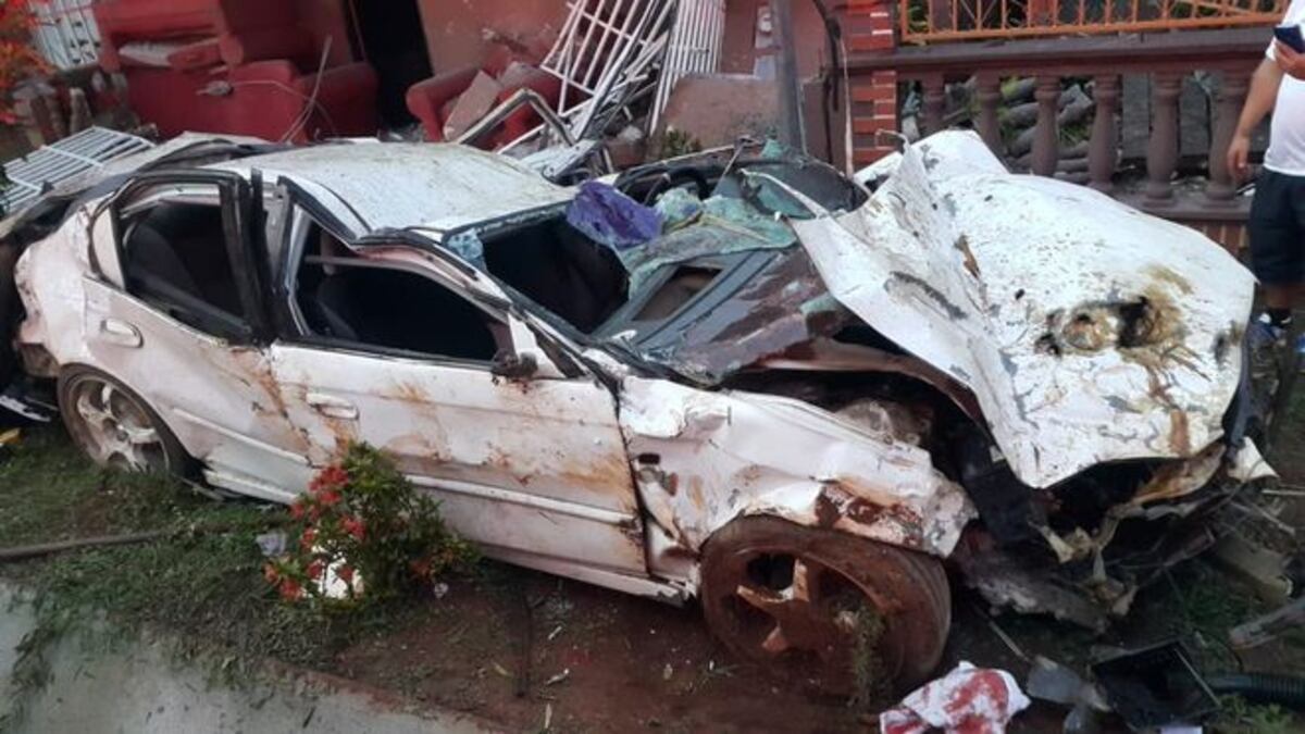 Un presunto borracho se vuela la cerca, cae en casa de anciana y la desbarata