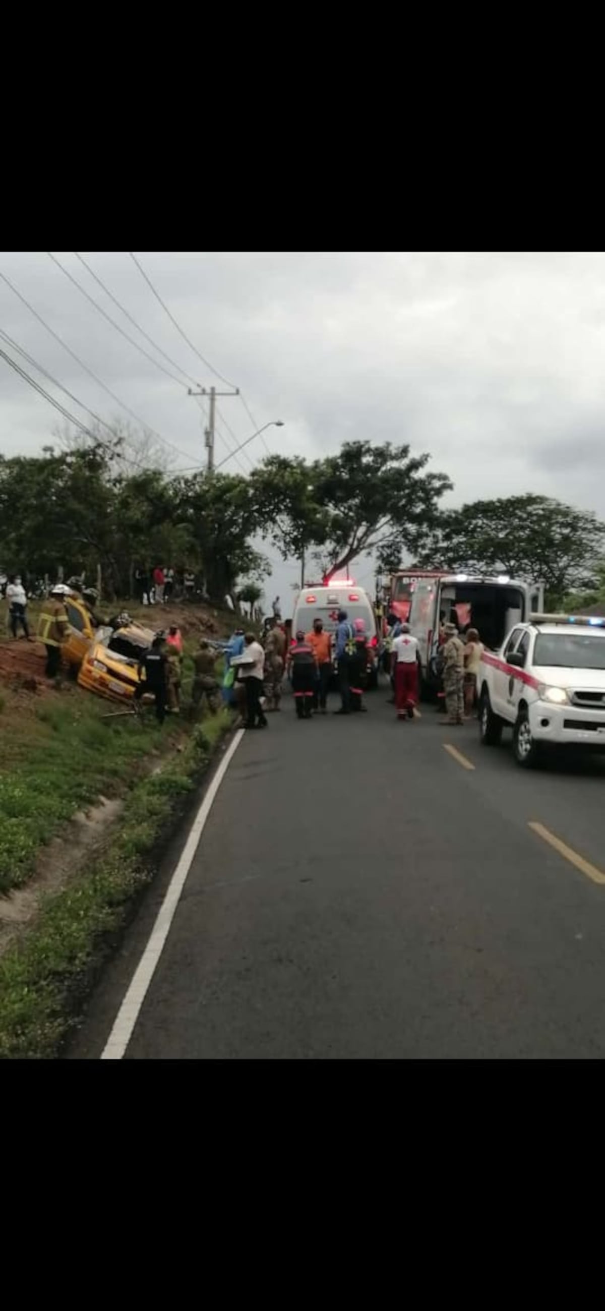 Aparatoso. Iban en un taxi y terminan en el hospital. Cortan carrocería para rescatar a heridos. Video
