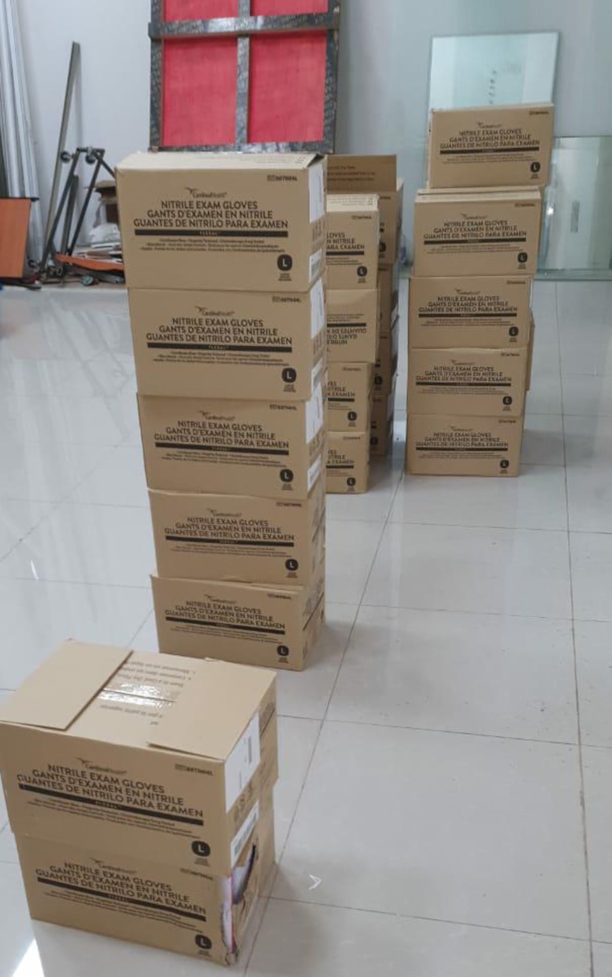 Aprehendidos tres extranjeros en posesión de guantes hurtados de la Caja de Seguro Social