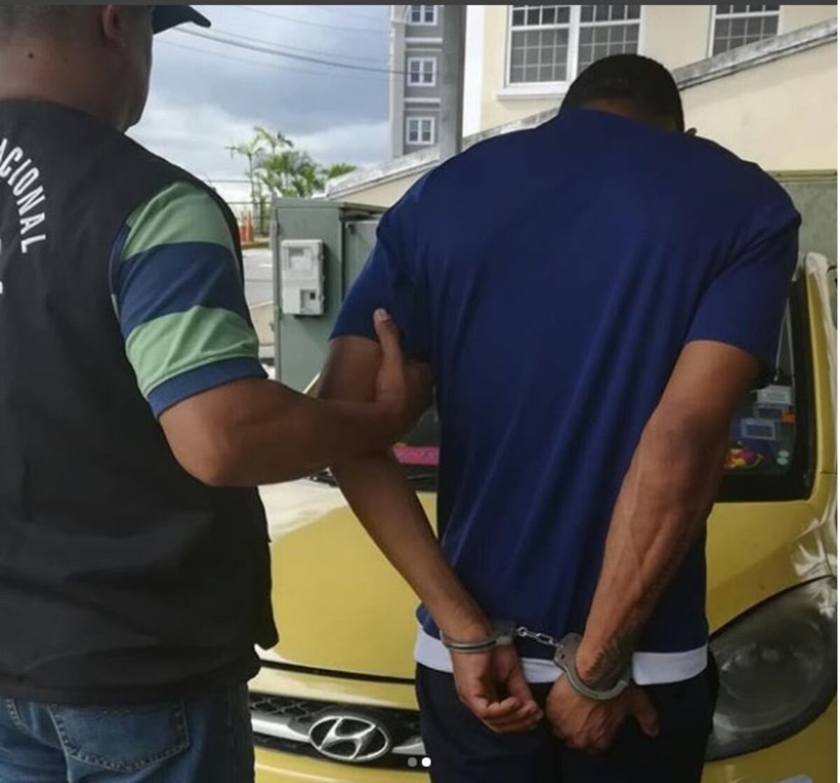 Por abusivo la Policía detiene en Río Abajo a hombre que agredía a dama en video