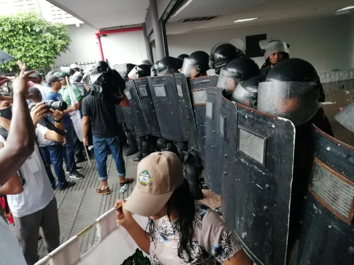 Manifestación universitaria en la Asamblea se torna caliente
