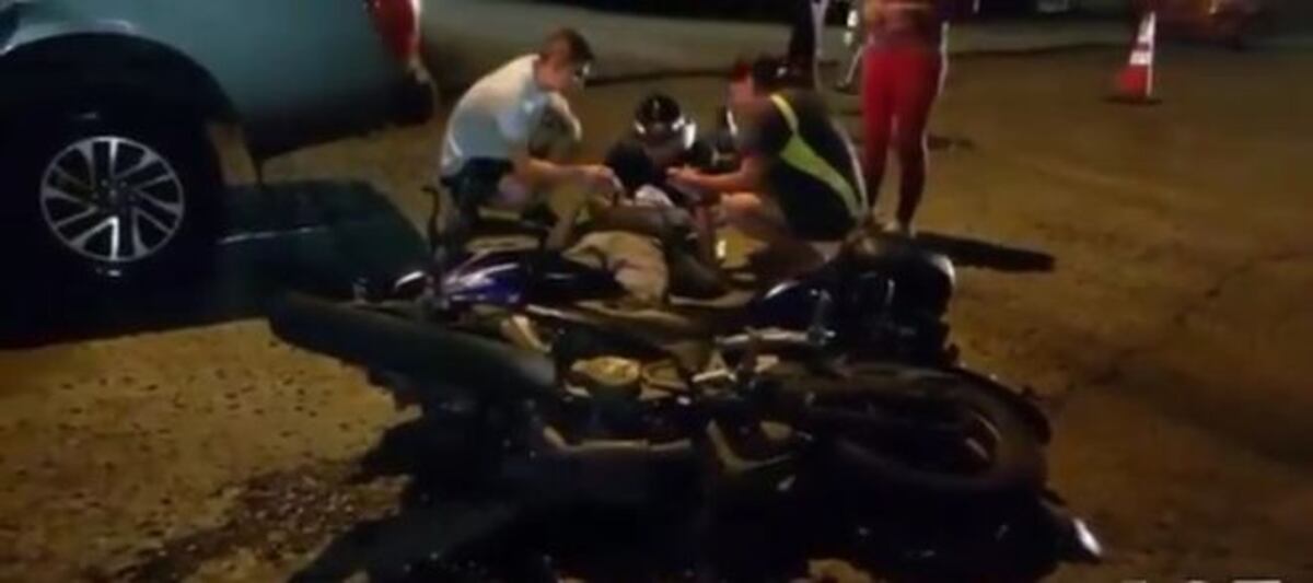 Motorizado se estrella con una 4x4 | Video