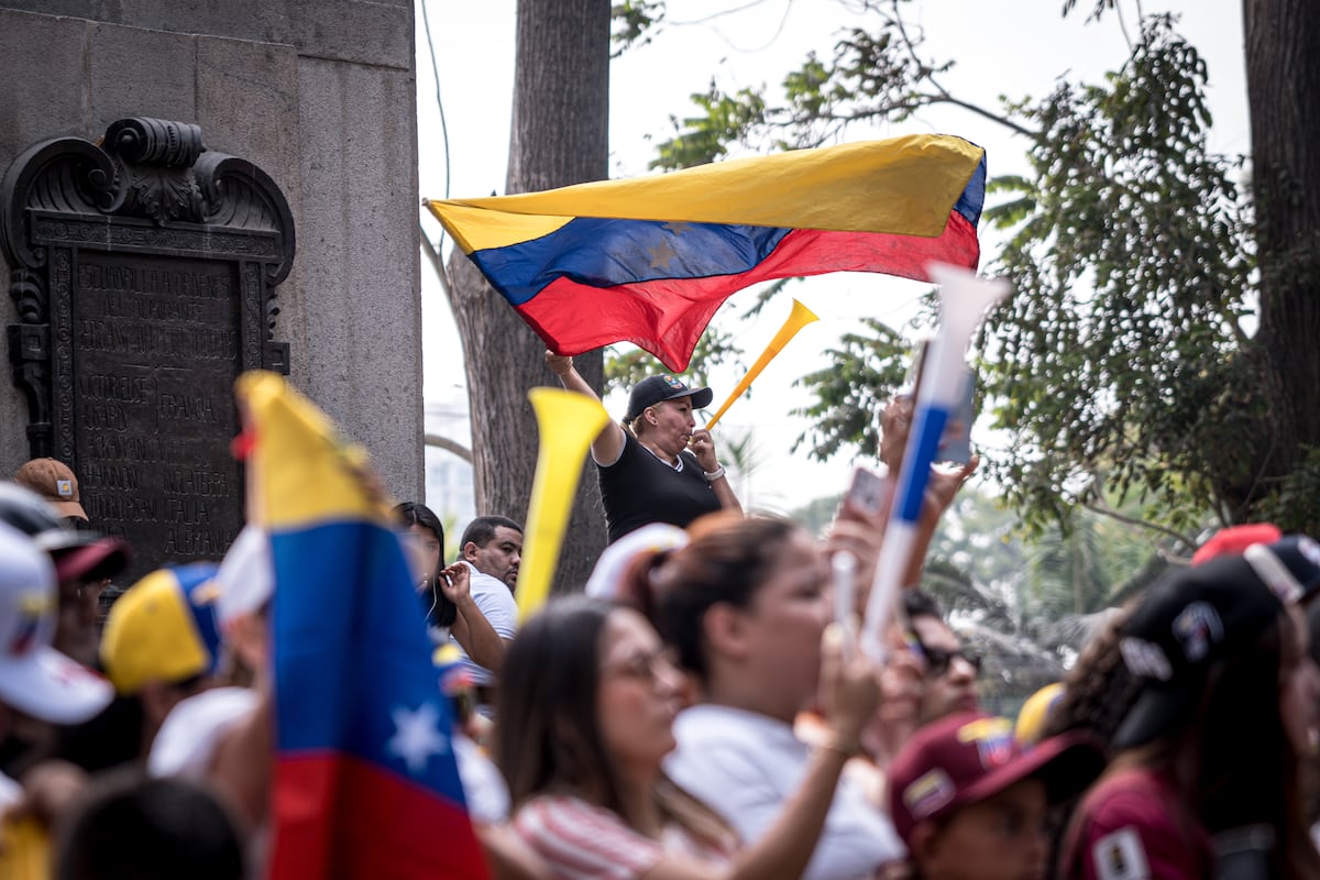 ‘Libertad, libertad’ o ‘Maduro, te llegó tu hora’: la celebración de venezolanos en Madrid