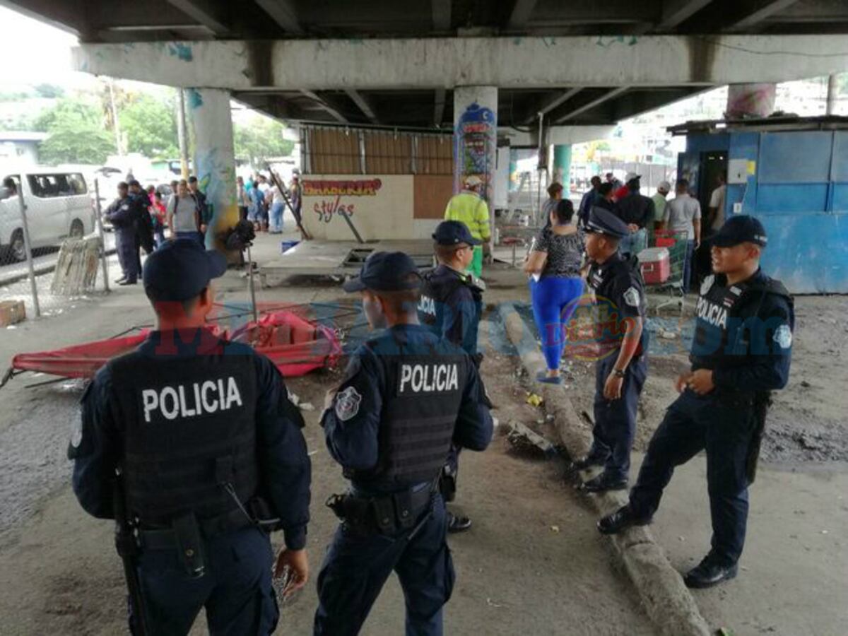 ¡ENCADENADOS! Así amanecieron buhoneros en San Miguelito | VIDEOS