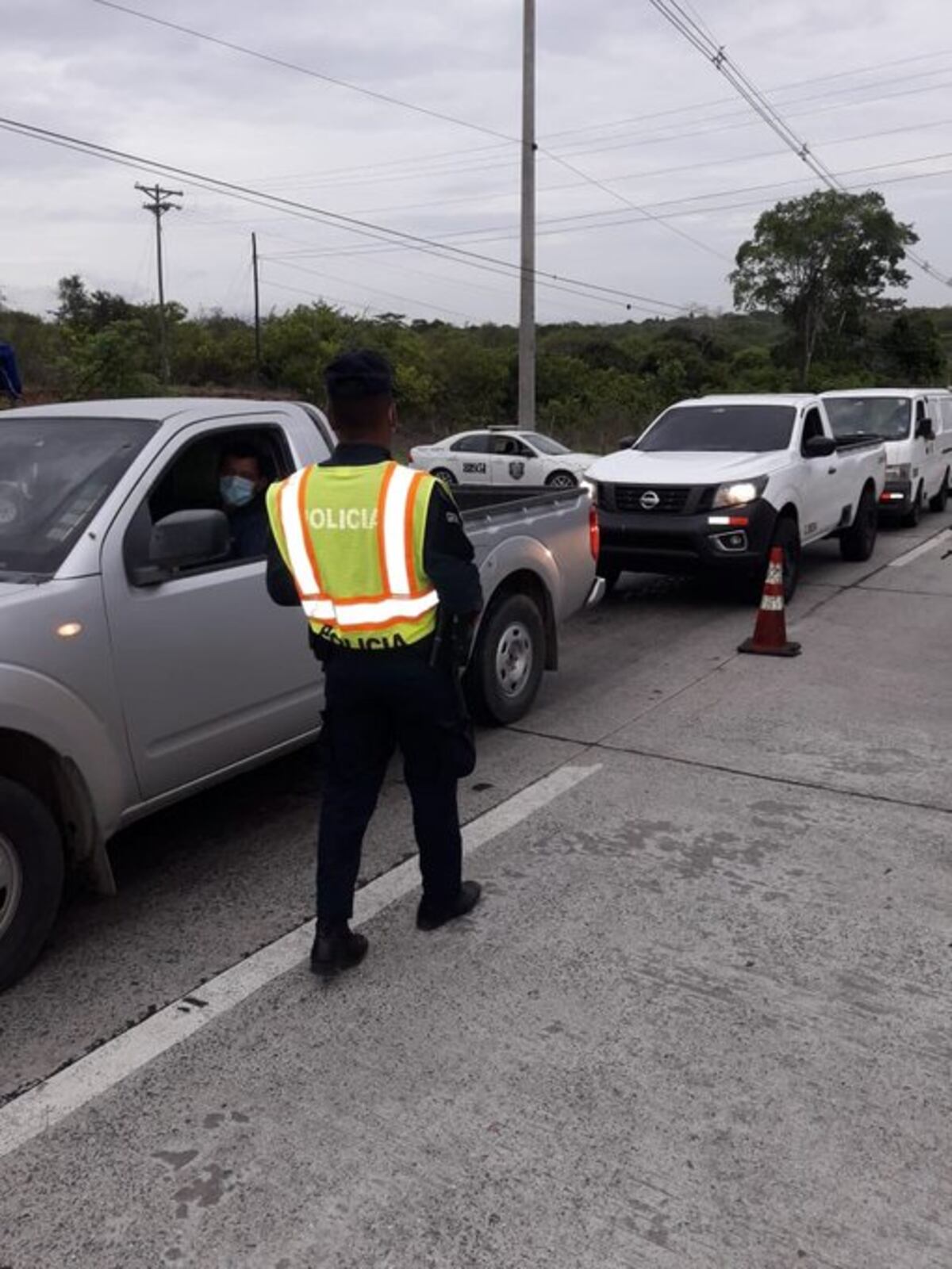 Nombre, no. Sorprenden a hombre en maletero del carro evadiendo cerco sanitario