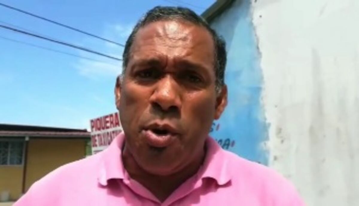 Santa se emberraca. Era un profesor y lo capturan. Exige respeto. Video