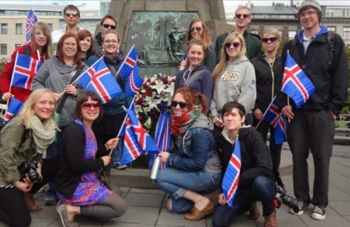 Islandia declara ilegal que un hombre gane más en un trabajo que una mujer