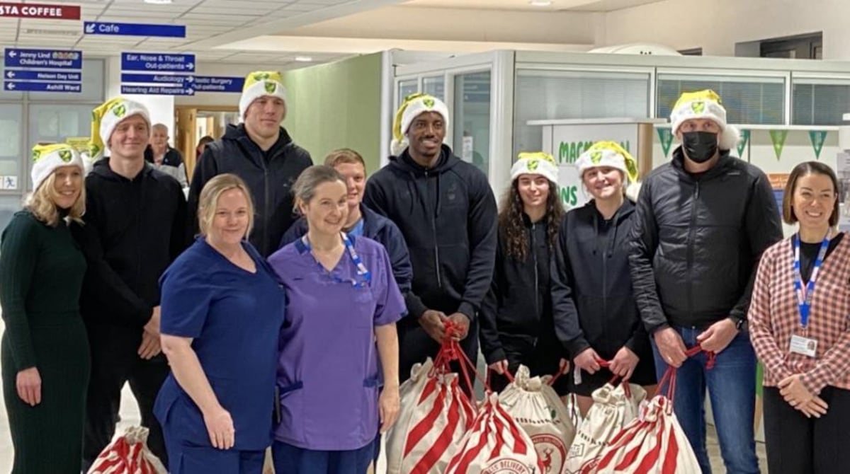 José Córdoba cambia botines por sonrisas en hospitales de Norwich