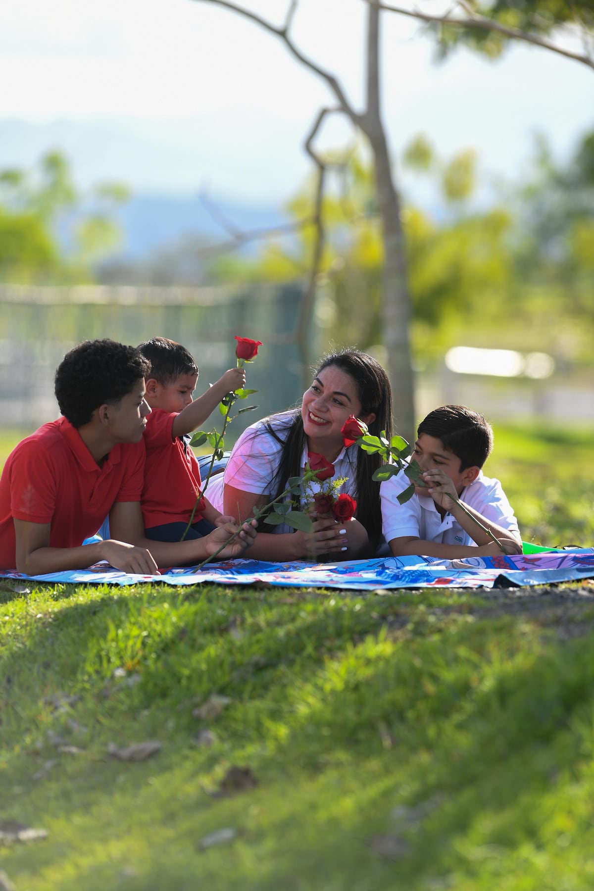 El amor al aire libre: Una madre y tres niños en el lente de Elyseé Fernández