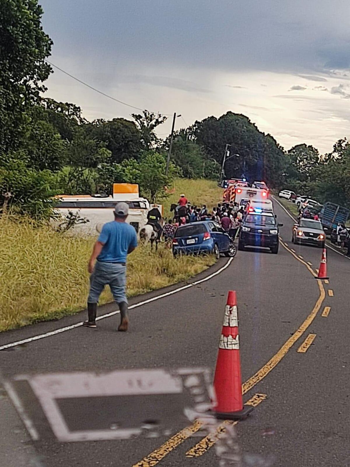 Se vuelca en Soná bus que transportaba un equipo de fútbol. Fotos