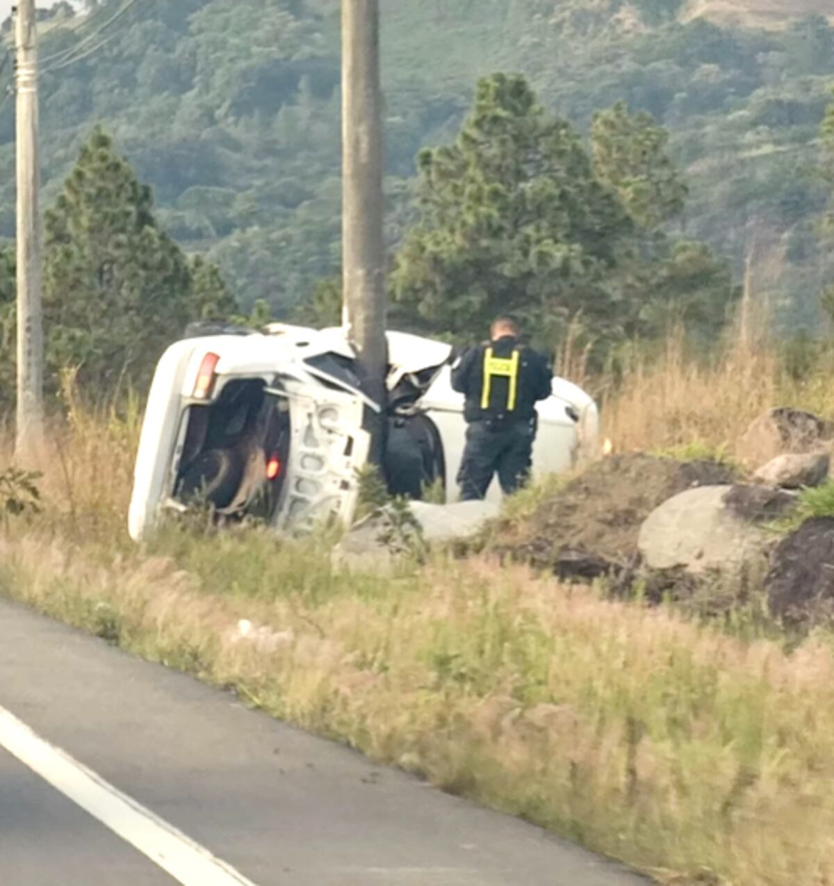 Conductor muere al ignorar una señal de alto y queda sembrado en poste del tendido eléctrico en Chiriquí