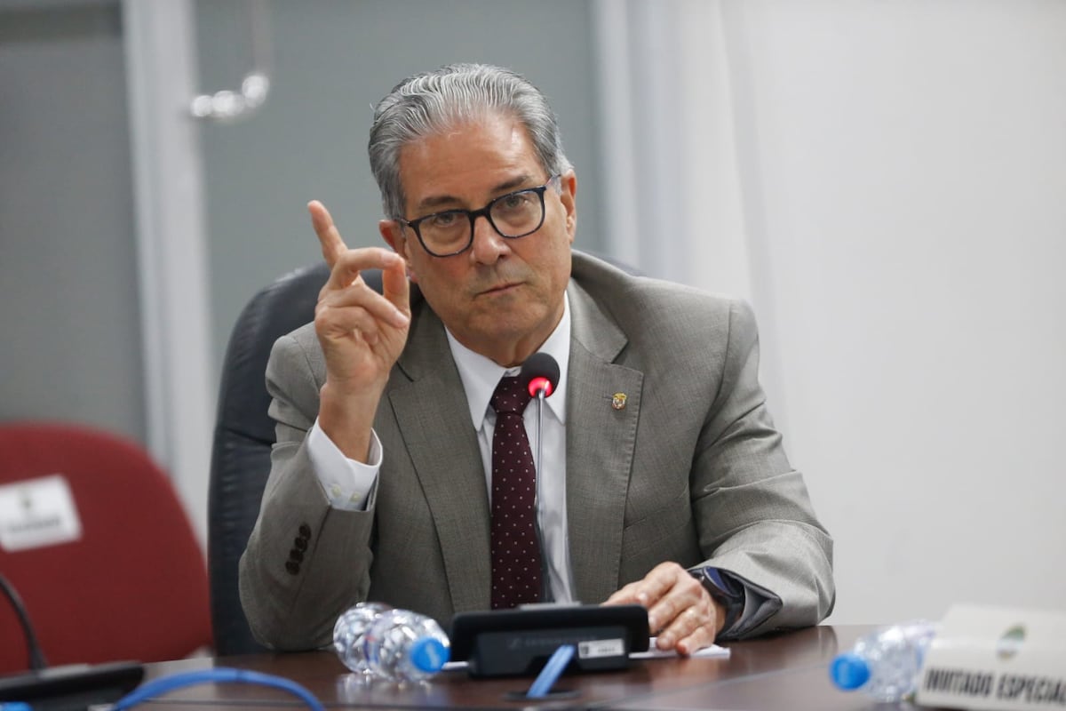 Ministro de Salud advierte a médicos: ‘El que no cumple con sus horas, se va. Yo no voy a proteger a nadie’