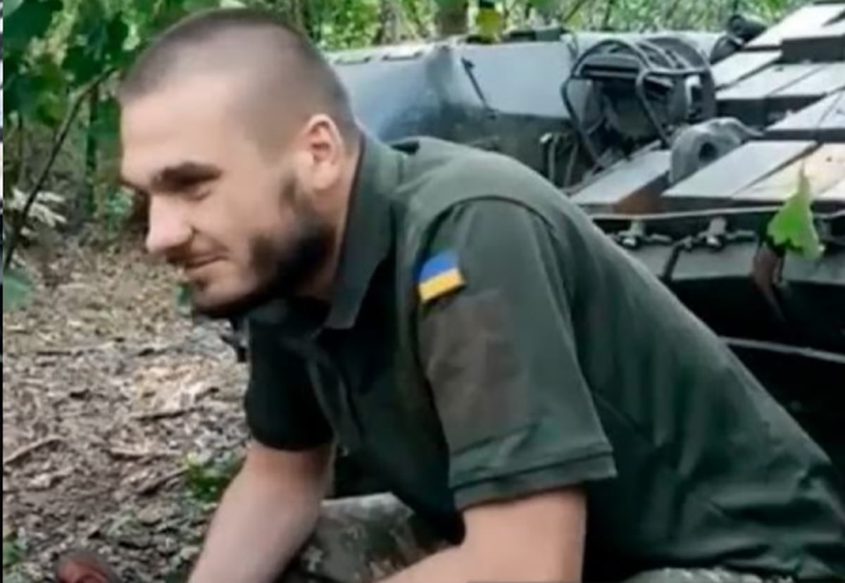 ¡Furia y fuego! Comandante ucraniano apaga un tanque en llamas en una misión suicida, como en un thriller de acción