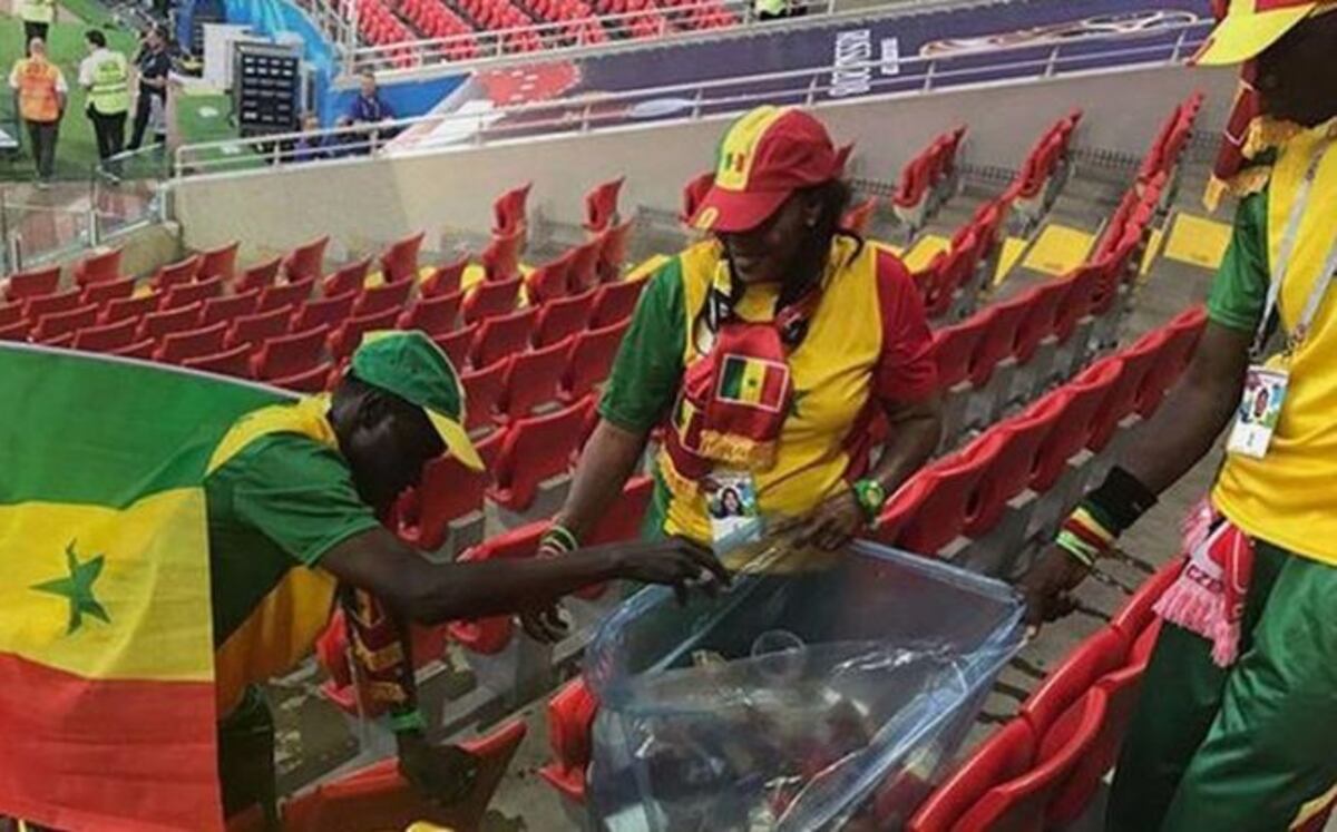 Hinchada de Senegal recoge la basura tras partido [VIDEO]