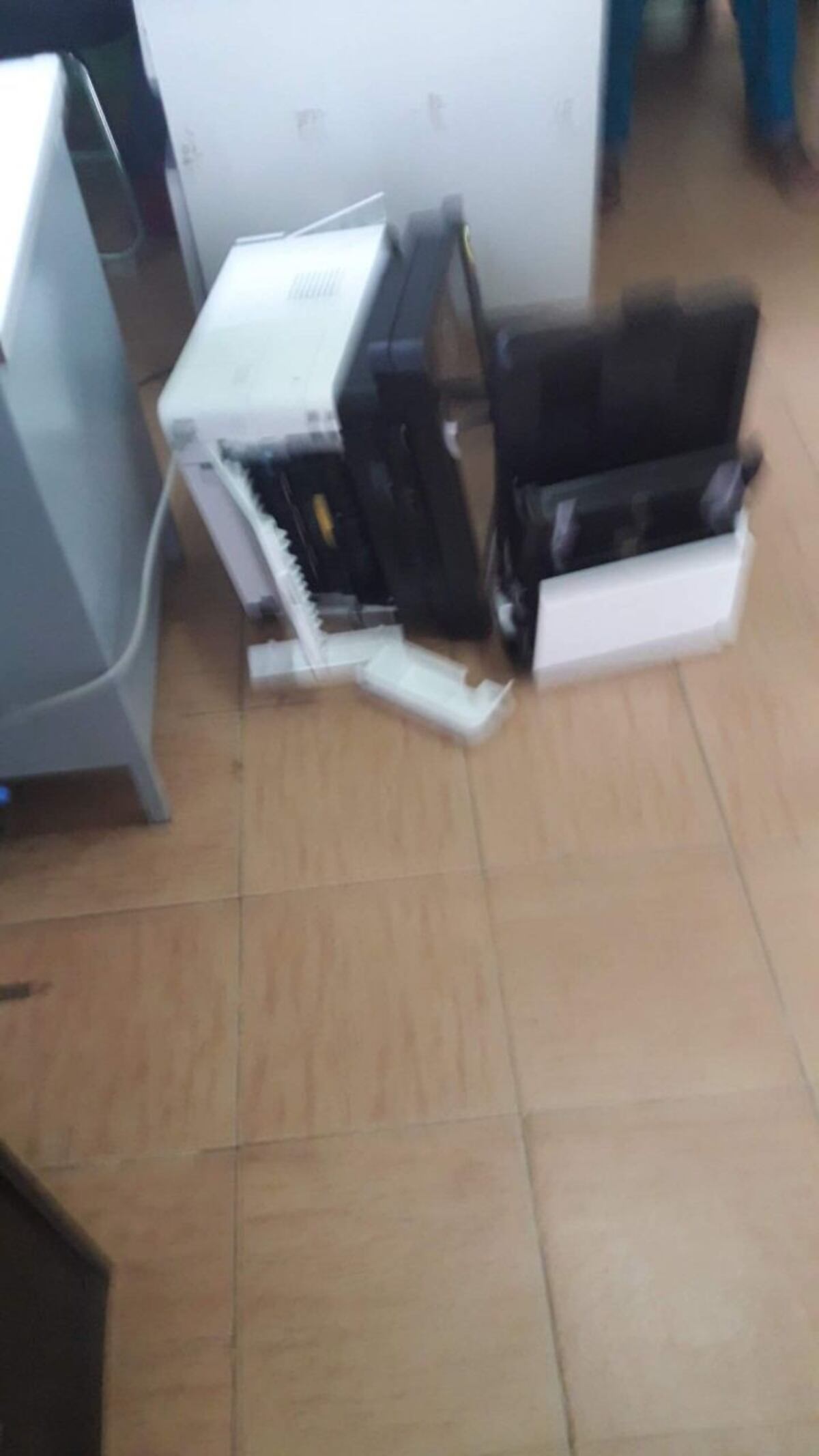 LADRONES NO RESPETAN LAS ESCUELAS. Se roban hasta la educación de nuestros hijos