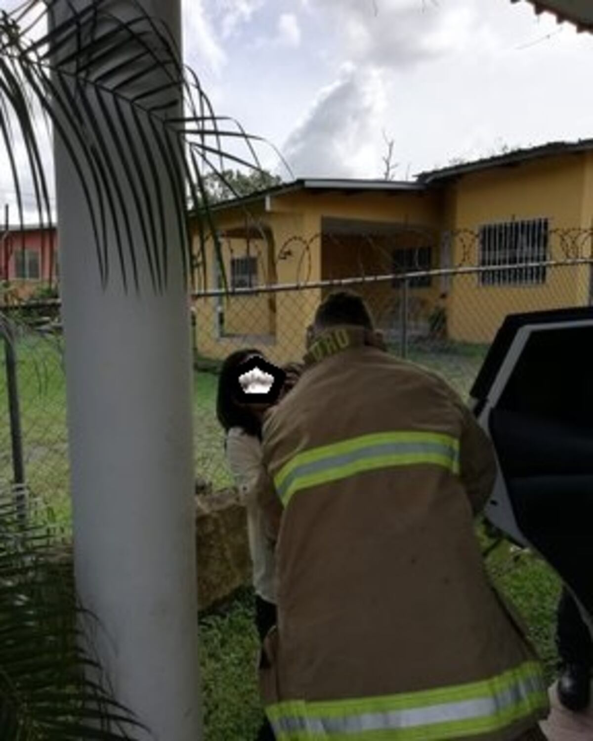 Otro bebé queda atrapado dentro de un auto estacionado. Bomberos entran en acción
