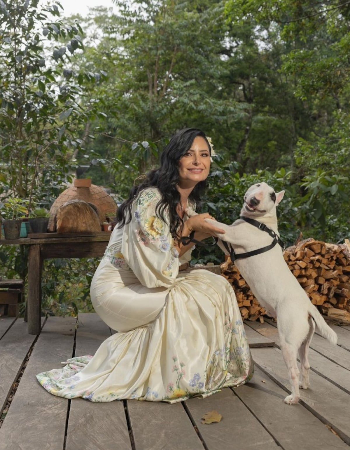 Diseñador Tony Vergara sorprende con vestido de novia de flores del campo para Kira, esposa del Chef Argimiro Armuelles