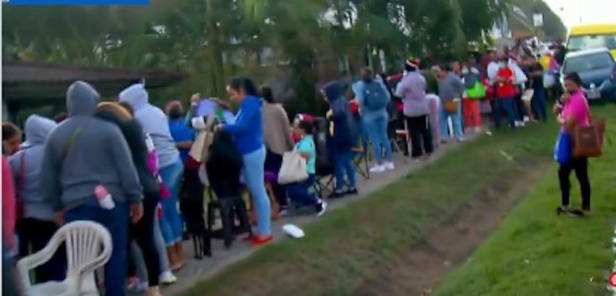 Padres de familia durmieron a la intemperie para conseguir un cupo en nueva escuela de Nuevo Emperador. Chequee