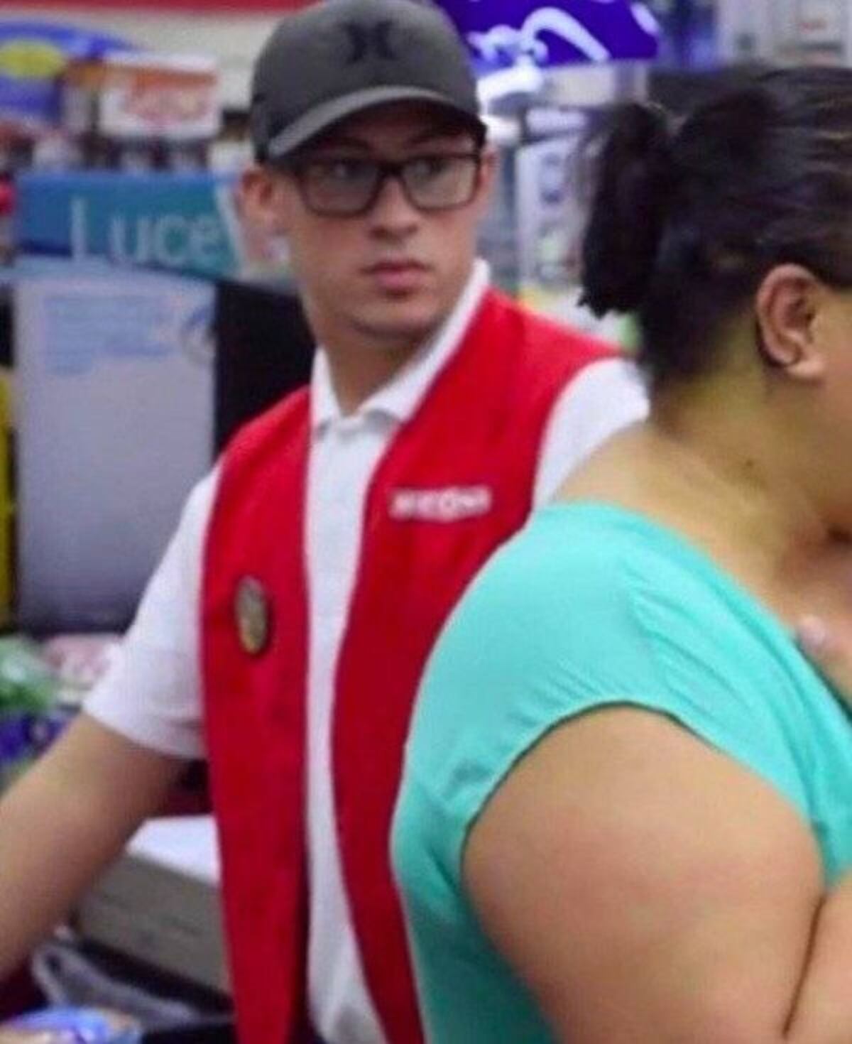 Sale a la luz una foto de cuando Bad Bunny trabajaba en un supermercado