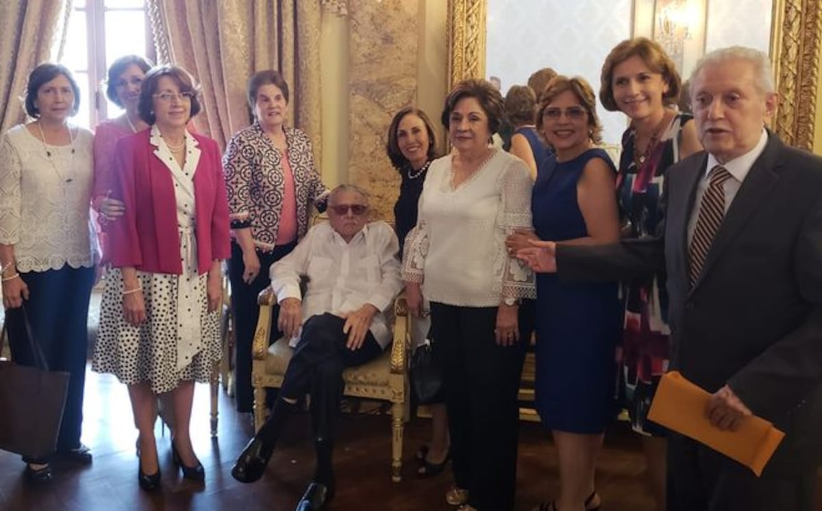 Escritor panameño Guillermo Sánchez Borbón es condecorado