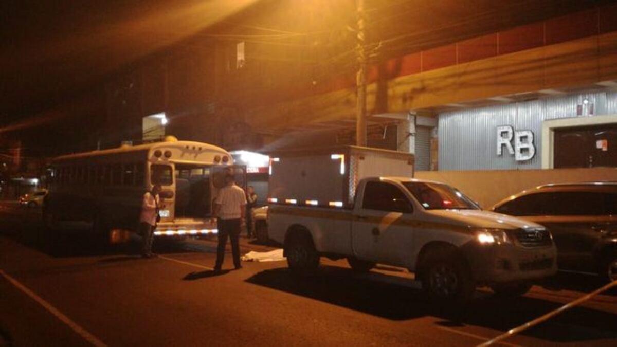 Su último viaje.Trató de subirse a un bus, pero terminó muerto