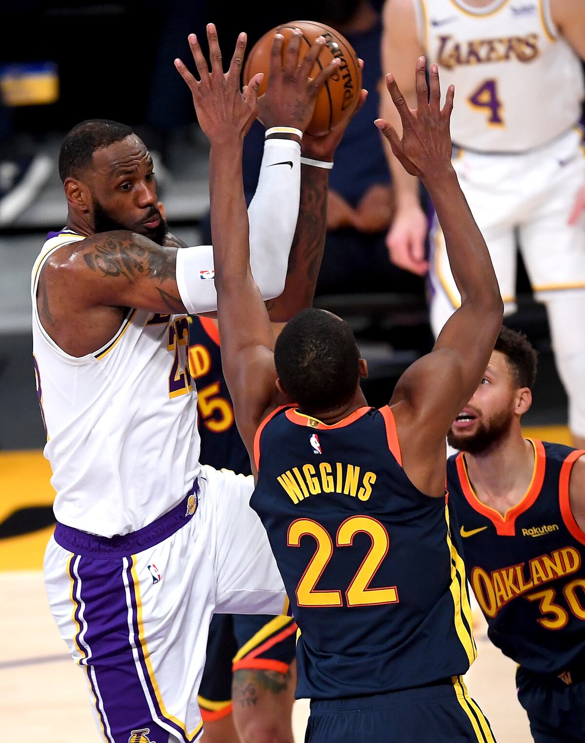 Lakers arrasan a los Warriors con vendaval de puntos