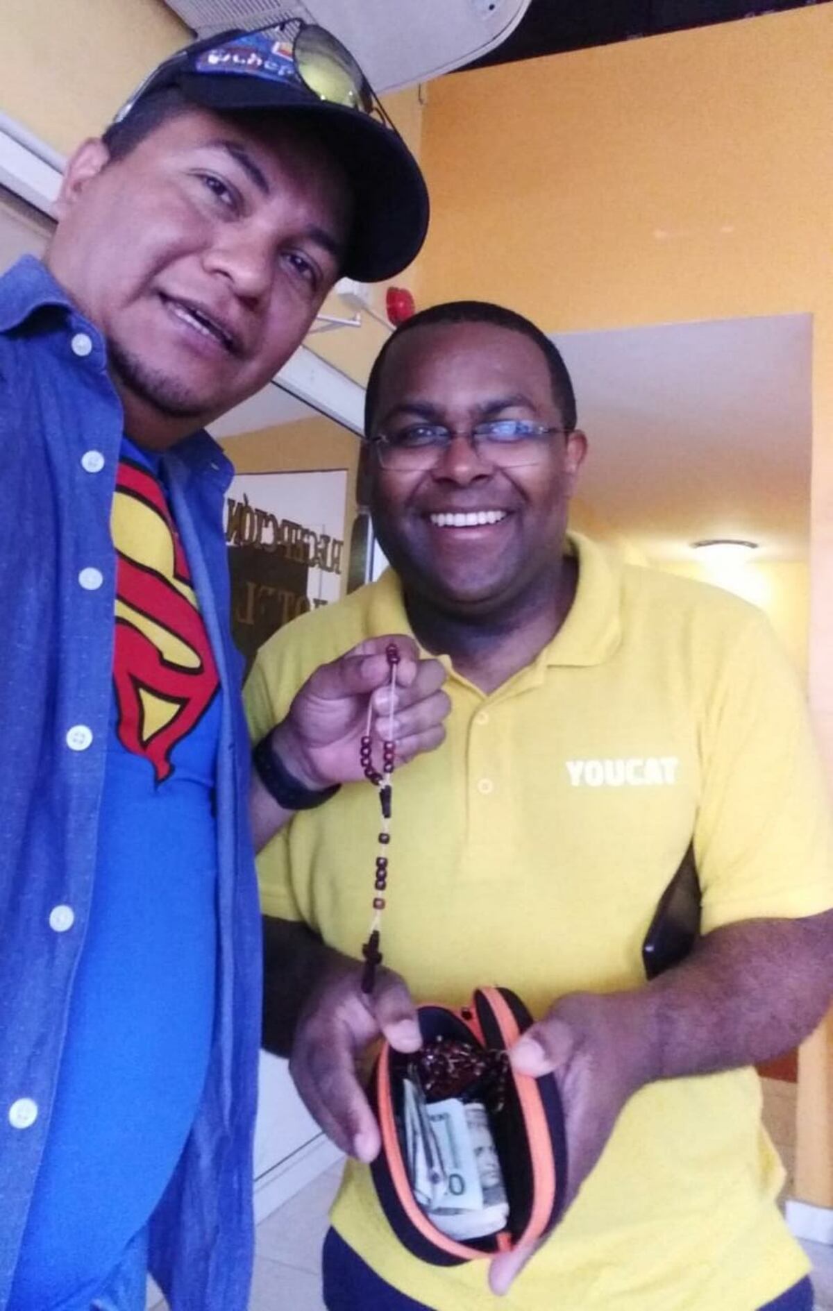 Presentadores de Sertv le devuelven cartera a peregrino de Brasil