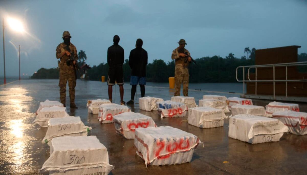 Aeronaval decomisa 500 paquetes de droga en Colón y detiene a dos hombres