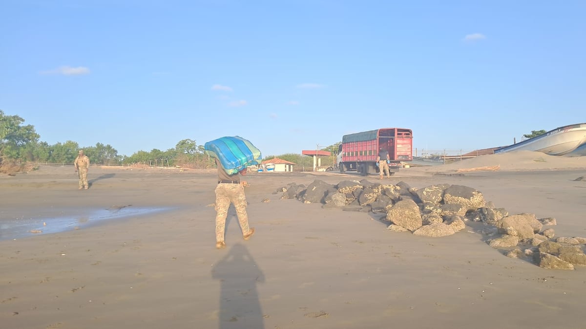 Frenan cargamento en alta mar: caen cinco con más de una tonelada